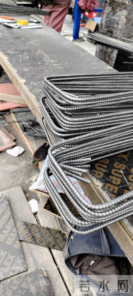 在工地上，包工头做的贡献最大，包工头出力不讨好，两头受气