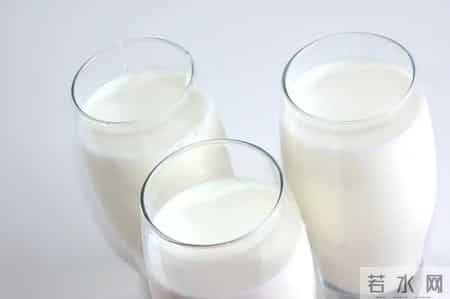 牛奶立大功？医生调查发现：老人若常喝牛奶，这些好处不请自来