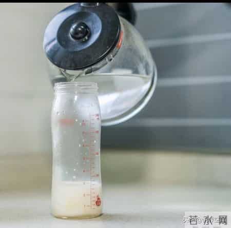 冲奶粉4大误区，90%家长都踩过！错一步伤孩子肠胃