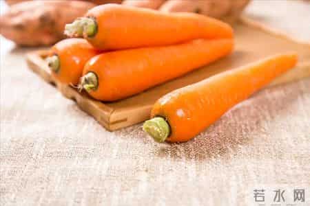 老年人眼睛越来越模糊？医生：或是4种疾病的讯号，别以为是老了