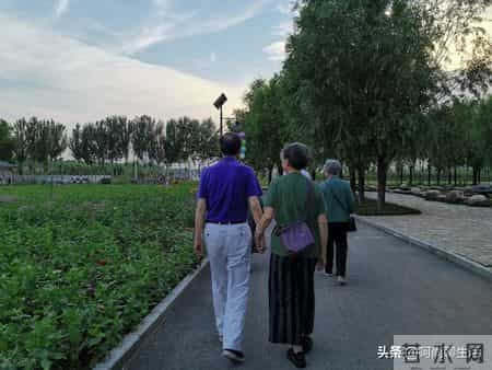 晚年搭伙过日子，70岁大爷直言：女人过60，只剩这两点最吸引人
