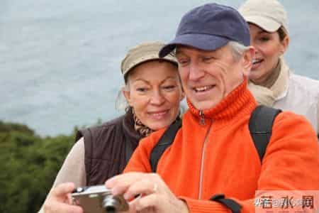 人老了才明白：最大的炫富不是退休金多少，而是这事儿能不求人！