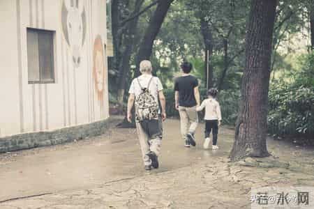 发现一个很奇怪的现象，很多老人带完孙子就想走？真实原因是什么