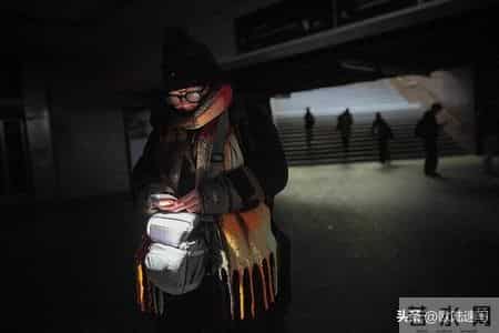 德国首都电缆桥被烧毁！养老院告急，联邦军急送油救场！