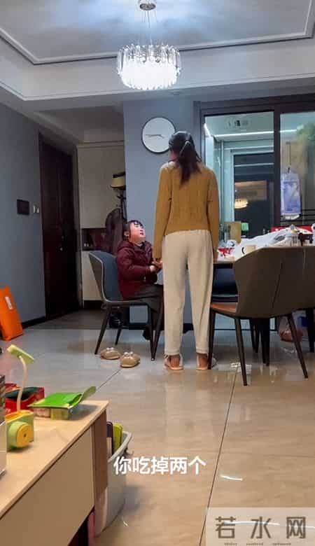 “就是穷！”女孩吃草莓被小姨咒骂没规矩，网友：下次藏被窝里!