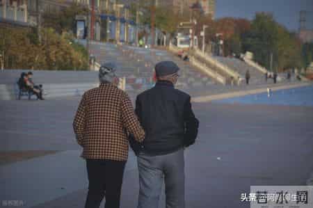 人到老年，有钱没钱，一看便知：没钱的老人，大多有这3个穷习惯