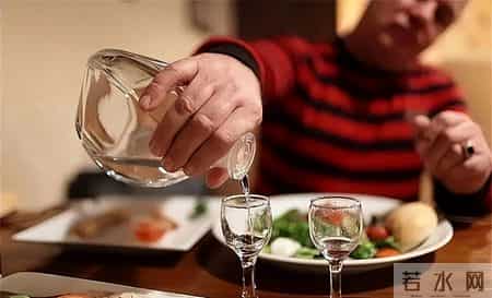 医生研究发现：天天喝酒的糖尿病人，临近67岁多数或有7种异样