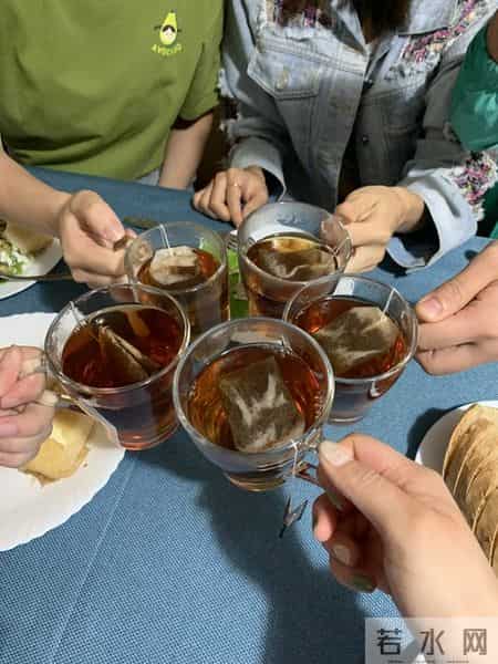 年轻时攒钱养老，现在才懂：最好的养老，是每天醒来还有想见的人