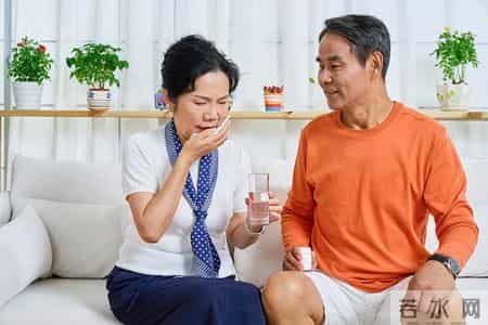 62岁老人家中突然晕倒，医生警示：坦索罗辛切勿与这5类药同服