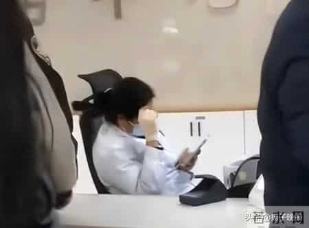 四川一医院收费员玩手机，窗口多人排队待缴费，医院通报：情况属实，已进行严肃批评教育和待岗处理