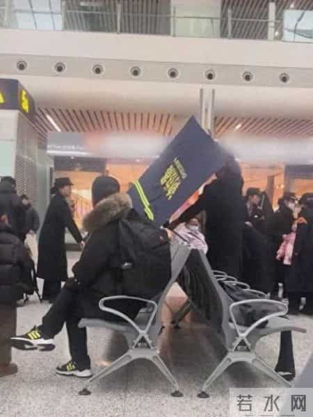 孕妇在杭州东站候车室生产？官方：其羊水流出，已被救护车赶来接走