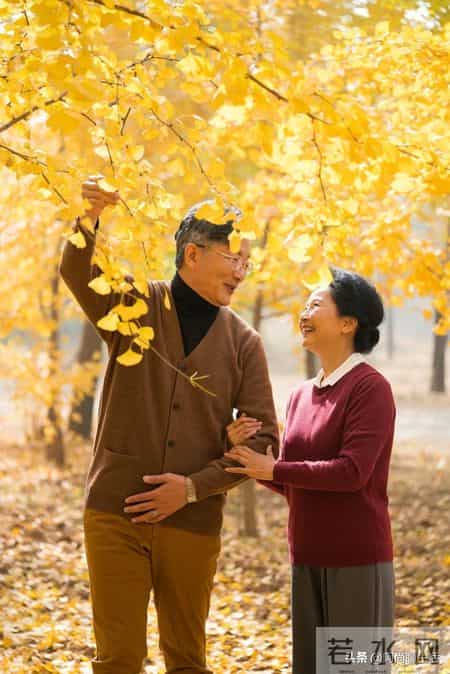 晚年搭伙过日子，70岁大爷直言：女人过60，只剩这两点最吸引人