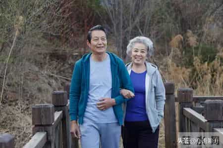 人老了才看透的扎心事实：你拼命活着，子女却盼你早点解脱