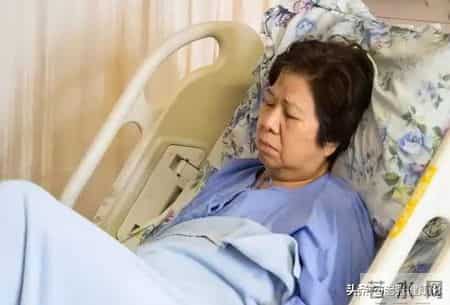 52岁大娘卵巢癌离世，医生呼吁5种习惯尽量改正，别再放纵自己了