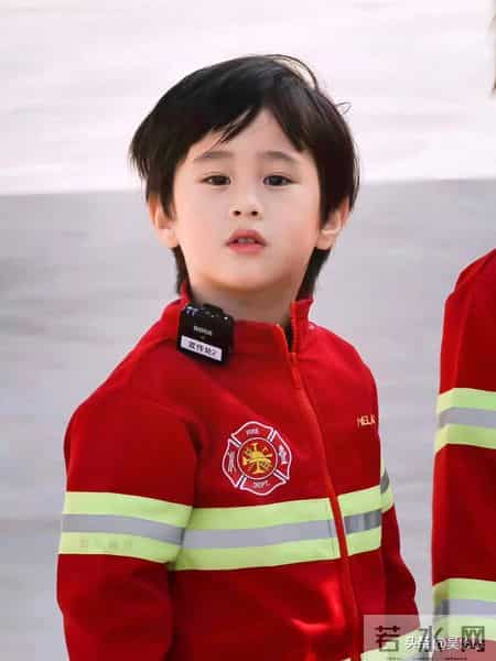 没人能打败三岁半的他，可爱到想一口吃掉