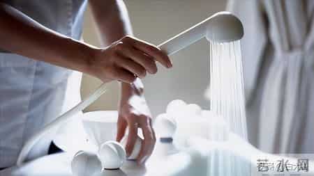 震撼！冬天洗澡别瞎勤快！多久洗1次才健康？搓泥等于毁皮肤？