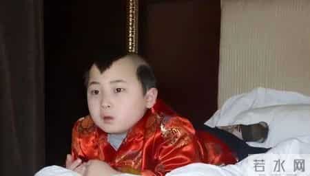 6岁上春晚年入百万，被父母“吸干血”的邓鸣贺，去世前年仅八岁