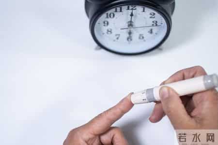 医生研究发现：每日饮酒的糖尿病人，多数临近60岁或有4种异样