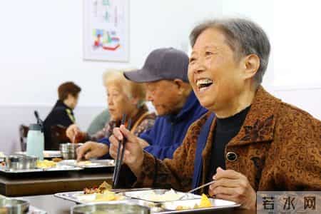 我国超2亿人患骨质疏松？医者呼吁：停止吃3样，保护骨骼