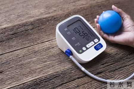 学医后才知道，高血压最危险的信号，不是头晕眼花，而是这4症状