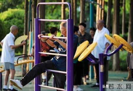 养老金够不够花？退休后才懂-熬满30年工龄更好，能多拿这5笔钱