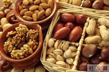 骨质疏松者的坚果食用警报！医生：这5类坚果慎食，影响骨骼健康
