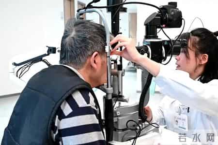 老年人眼睛越来越模糊？医生：或是4种疾病的讯号，别以为是老了