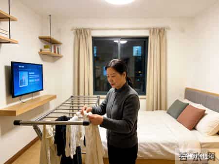 50+打工日常：宿舍晾衣起口角，职场外的小事更磨人心态