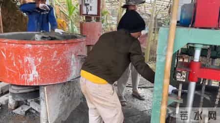 老挝小姨子介绍了一个客户，三个工人来之后正规多了！ ...