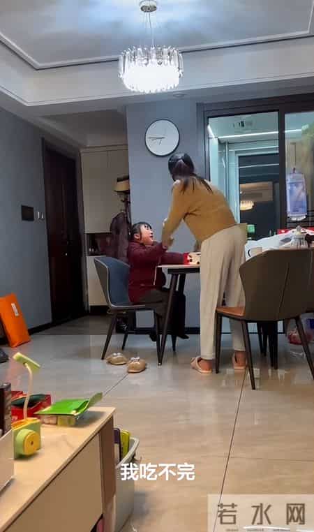 “就是穷！”女孩吃草莓被小姨咒骂没规矩，网友：下次藏被窝里!