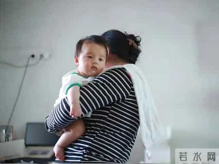 生娃后，为啥年轻人都盼着“婆婆出钱、娘家妈出力”？答案很现实