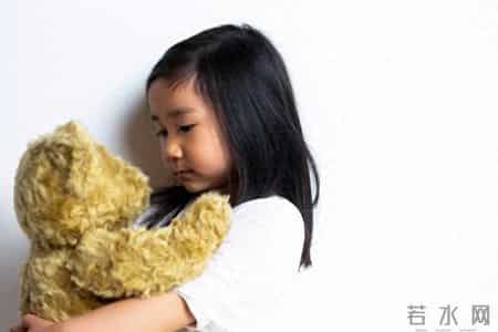 孩子胆小、粘人、怕生？根源是家长这3个“好心”行为