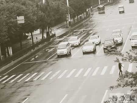 “一瞬间的疏忽”——父母的专注与孩子的安全