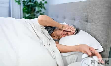 调查发现：每次睡前玩手机的人，不出几个月，睡眠或有3变化