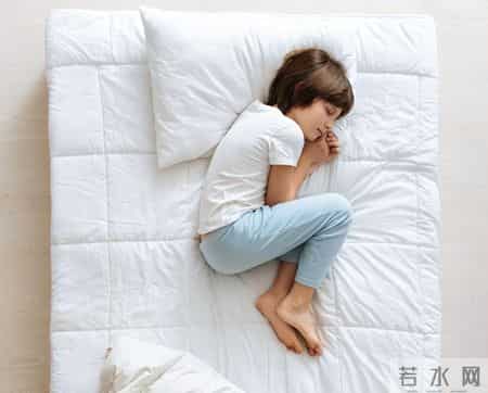 再这样睡觉，血管就要堵死了，老人4种错误的睡觉习惯要纠正