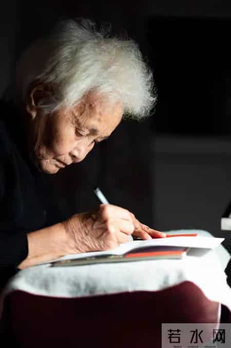 我是一个六十岁的老太太，靠写文章赚钱的滋味，真爽