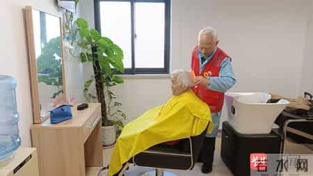 理发、喝茶、助餐……这家综合为老服务中心成老年居民幸福聚集地