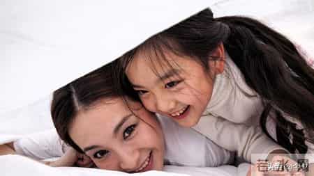 长大“和妈妈不亲”的孩子，其实在小时候就有预兆，父母要早知道