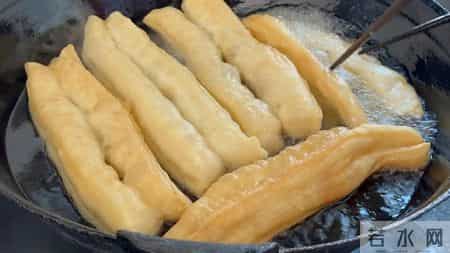 油条再次被关注！医生发现：糖尿病患者吃油条时，要多注意这4点