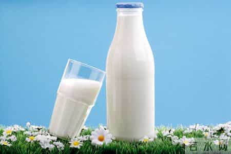 糖友喝牛奶最佳时间：早上喝还是睡前喝？喝错了，血糖越喝越不稳