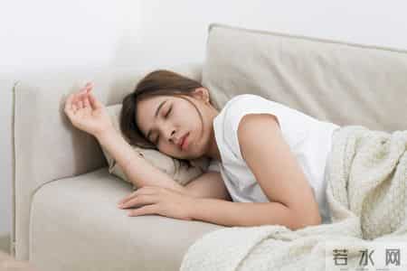 胃病与睡觉有关？医生：胃不好的老年人，睡前千万避免4件事