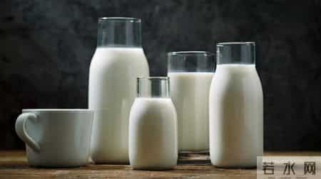 晚上喝牛奶等于“服毒”？什么时间喝牛奶最好？4个误区别再犯