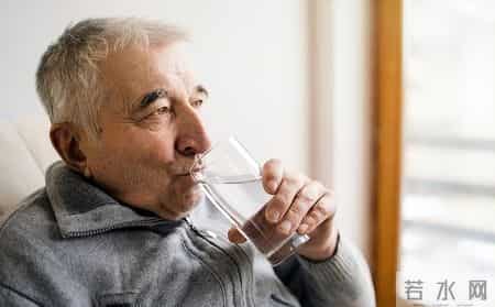 血栓和喝水有关？医生发现：越喜欢睡前喝水的老人，越容易有血栓