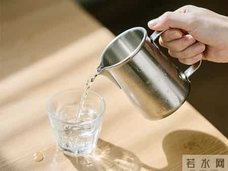 人有没有肾病，看喝水就知？医生：有肾病的人，喝水多会有8异常