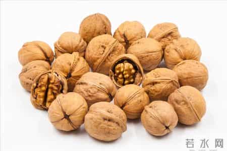 62岁阿姨每天吃一把核桃，半年后去复查，医生问吃了啥？
