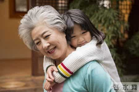 一句很现实的话，有孙子的晚年和没孙子的晚年，过的是两人生！