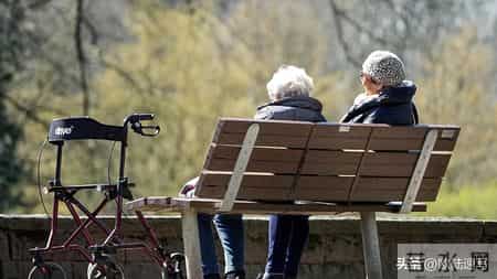 东欧老人陷双重寒冬：养老金比西欧低30%，冻死案例触目惊心