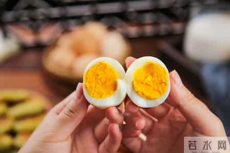 鸡蛋不能天天吃？医生提醒55岁后的老人，吃鸡蛋牢记4个关键