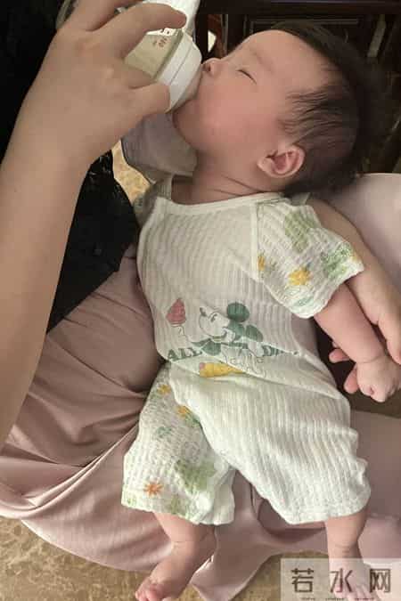 六个月前喝母乳不能喂水，喝奶粉要喝水！专家：错！四情况可喝