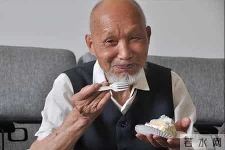 医生强调：最伤肠胃的行为，不是吃辣！而是饭后频繁做的4件事